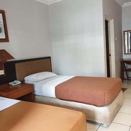 Yehezkiel Hotel Lembang Mitra Reddoorz Exterior foto