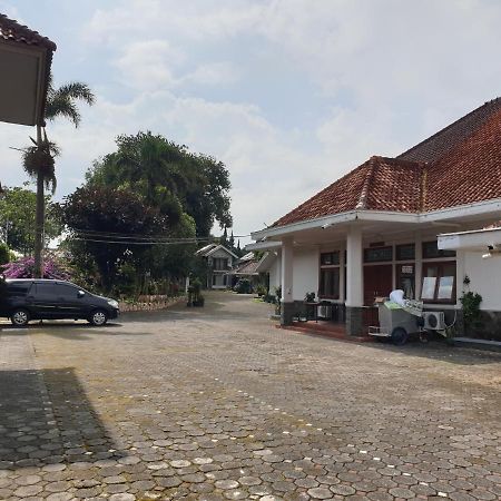 Yehezkiel Hotel Lembang Mitra Reddoorz Exterior foto