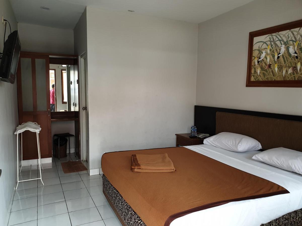Yehezkiel Hotel Lembang Mitra Reddoorz Exterior foto