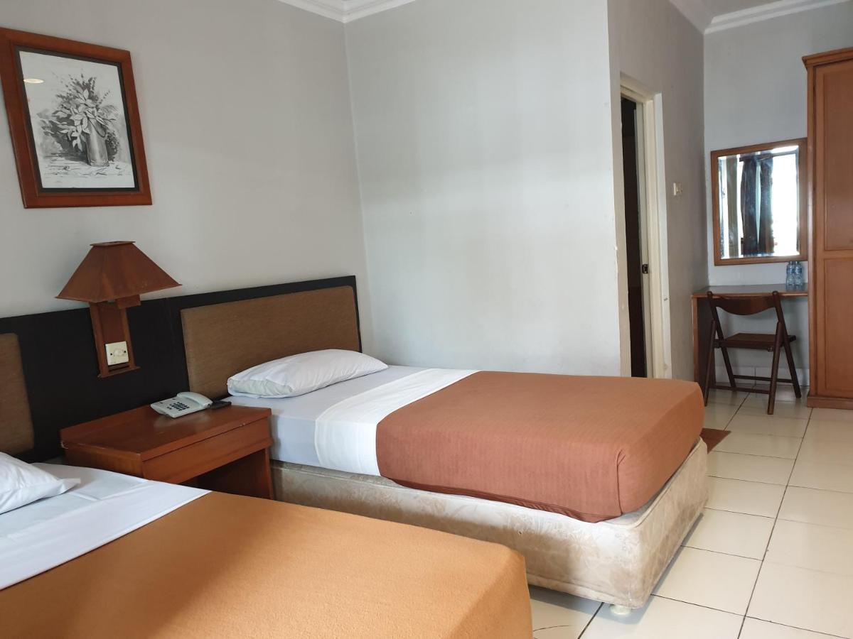 Yehezkiel Hotel Lembang Mitra Reddoorz Exterior foto
