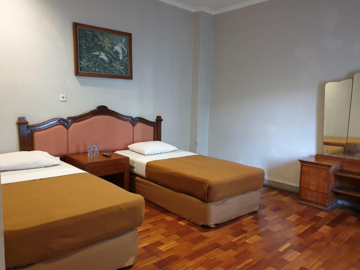 Yehezkiel Hotel Lembang Mitra Reddoorz Exterior foto
