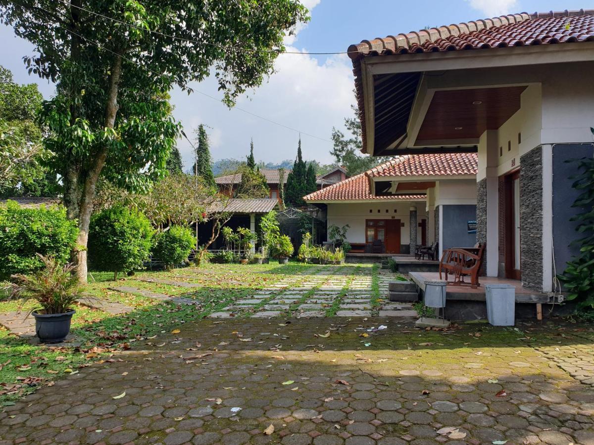 Yehezkiel Hotel Lembang Mitra Reddoorz Exterior foto