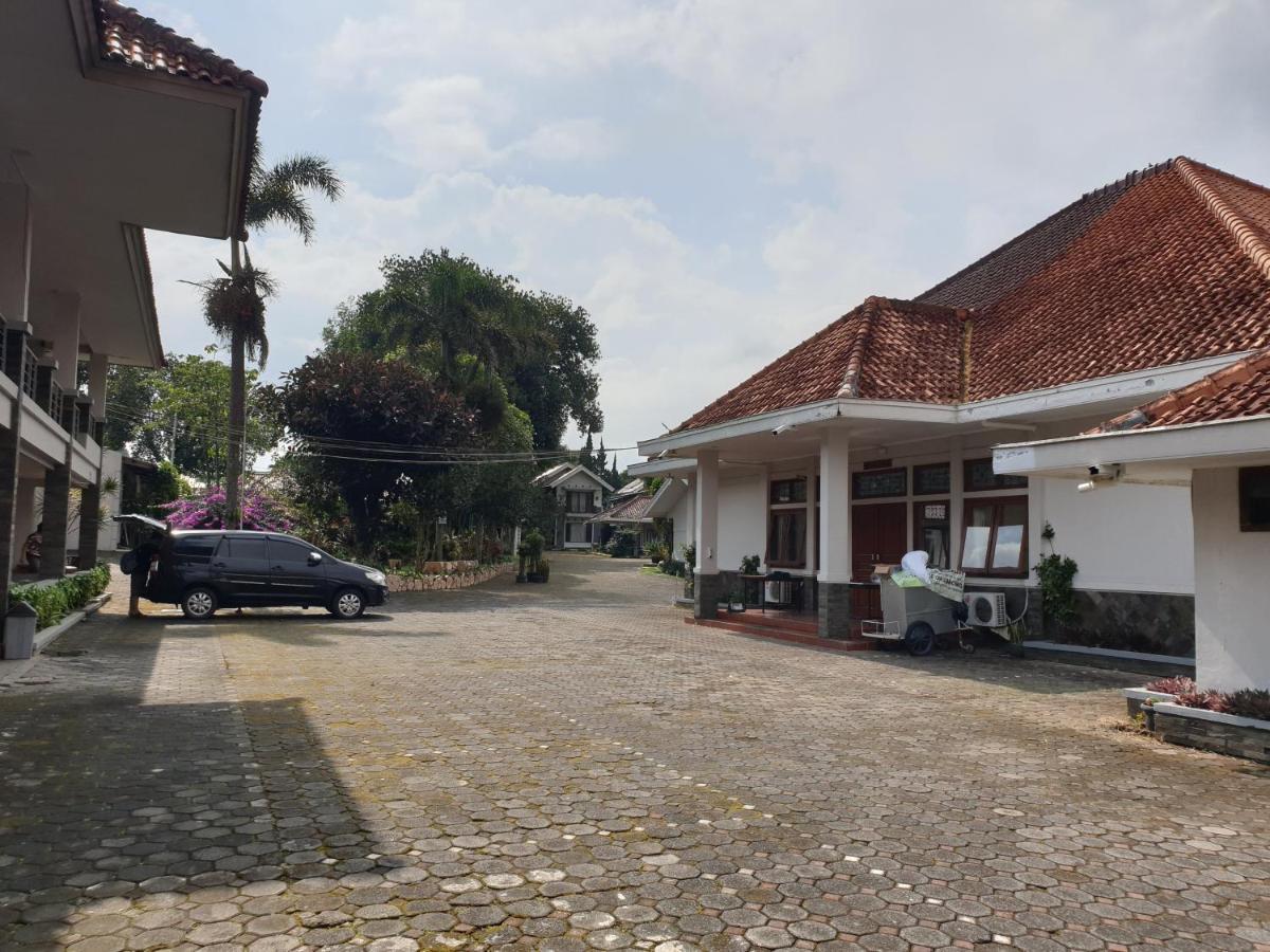 Yehezkiel Hotel Lembang Mitra Reddoorz Exterior foto